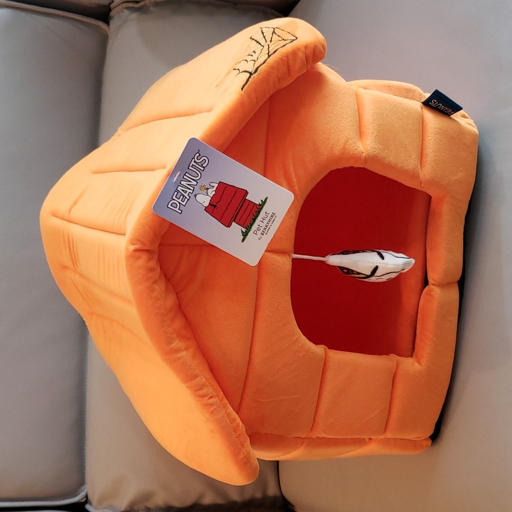 Berkshire Halloween Snoopy Peanuts Pet Hut Bed NWT